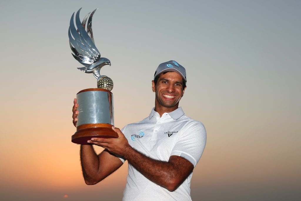 Aaron Rai med beviset på sejren i Abu Dhabi. Foto: Getty Images