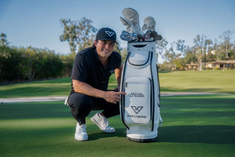 Michael La Sasso med sin nye HyFlyers bag. Foto: LIV Golf