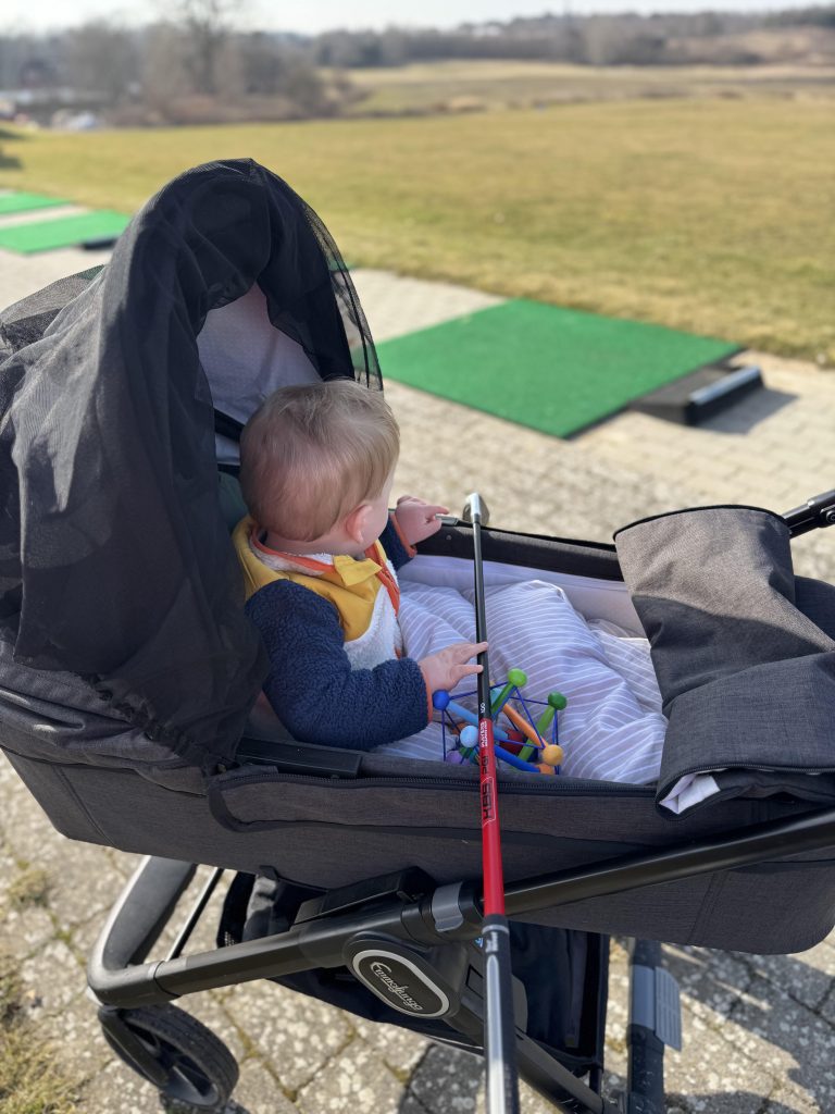 Må vi præsentere Danmarks yngste golffan: Max. Trods sine kun ni måneder er han med sin mor, Nicole Broch Estrup, både på drivingrange og til fitness. Foto: Privat